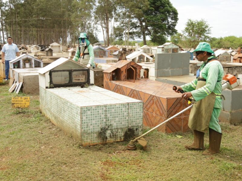 Prefeitura realiza manutenção nos cemitérios municipais para dia de finados. Foto: Brunno Moreira