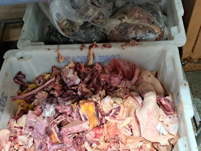 Procon apreende carnes impróprias para consumo em açougue de supermercado, em Aparecida de Goiania. Foto: Procon Goiás