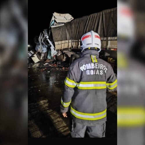 Acidente entre carreta bitrem e caminhão de combustível mata duas pessoas. Foto: CBMGO