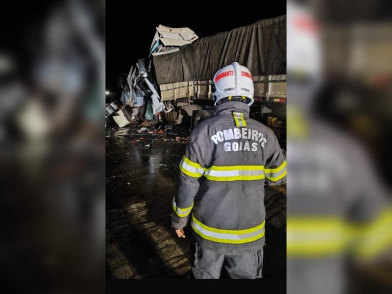 Acidente entre carreta bitrem e caminhão de combustível mata duas pessoas. Foto: CBMGO