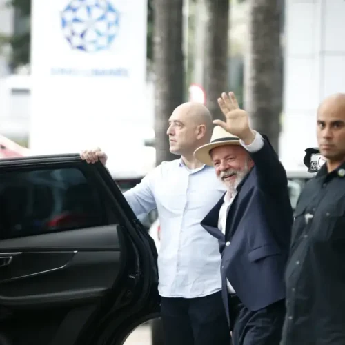 Lula recebeu alta hospitalar e deixou o Hospital Sírio-Libanês neste domingo. Foto: Paulo Pinto/Agência Brasil