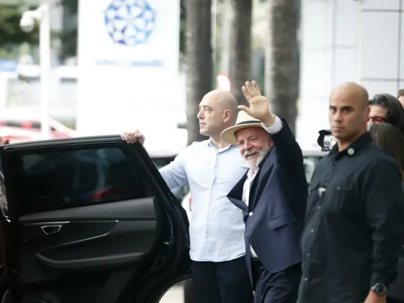 Lula recebeu alta hospitalar e deixou o Hospital Sírio-Libanês neste domingo. Foto: Paulo Pinto/Agência Brasil