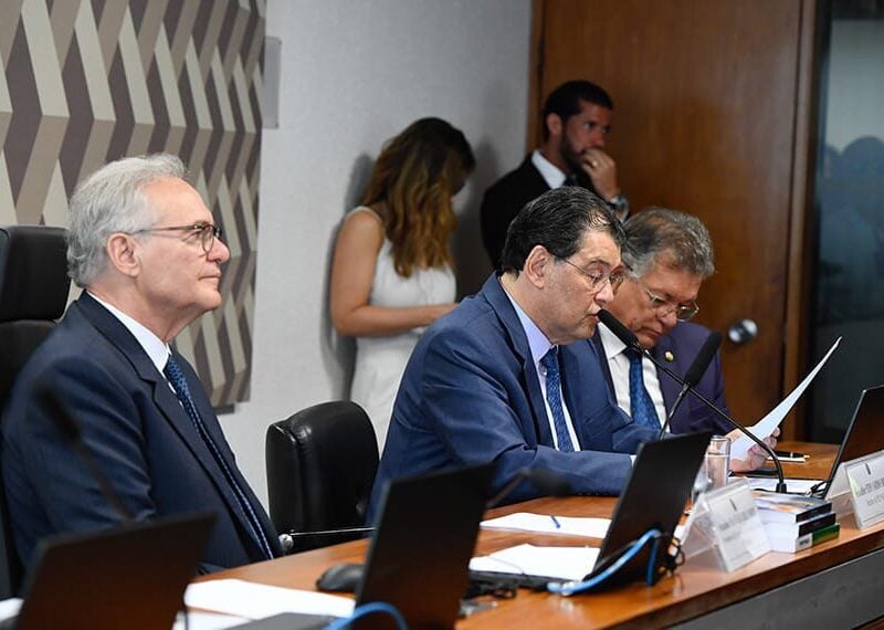 Renan Calheiros e Eduardo Braga em reuniao da CCJ. Foto: Roque de Sá/Agencia Senado