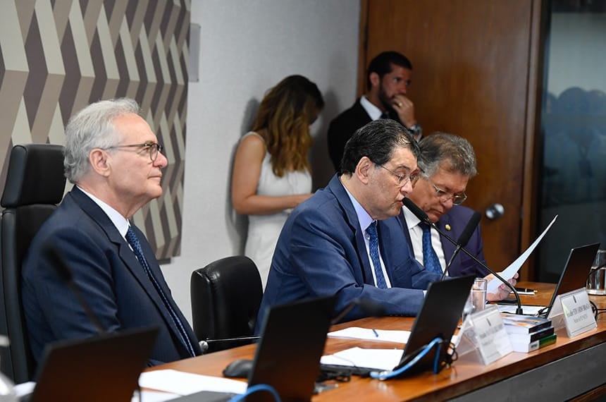 Renan Calheiros e Eduardo Braga em reuniao da CCJ. Foto: Roque de Sá/Agencia Senado