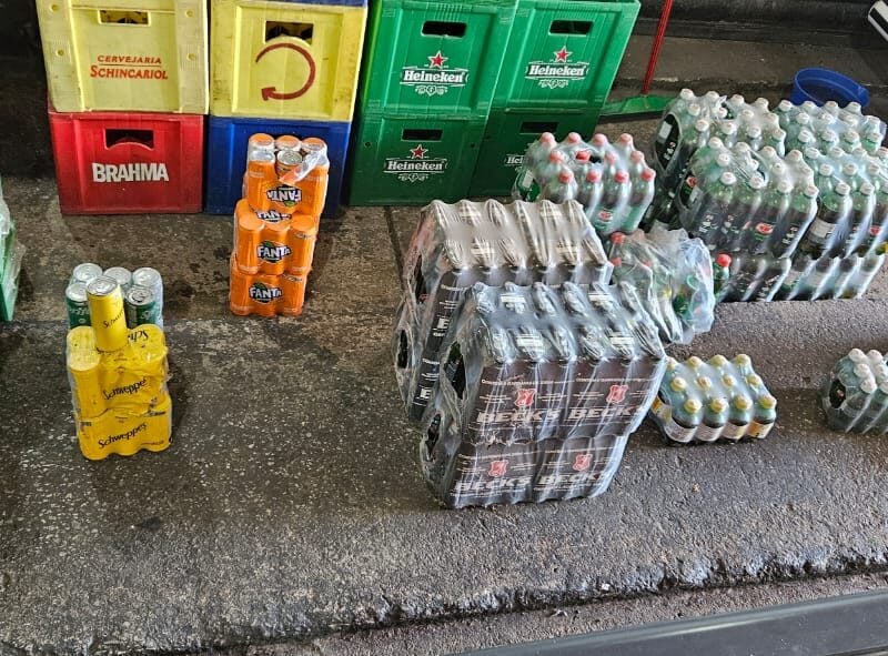 depósito de bebidas é autuado em Aruanã por comercializar produtos vencidos. Foto: Procon Goiás