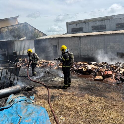 Corpo de Bombeiros atuam contra incêndio em empresa de reciclagem em Senador Canedo. Foto: CBMGO