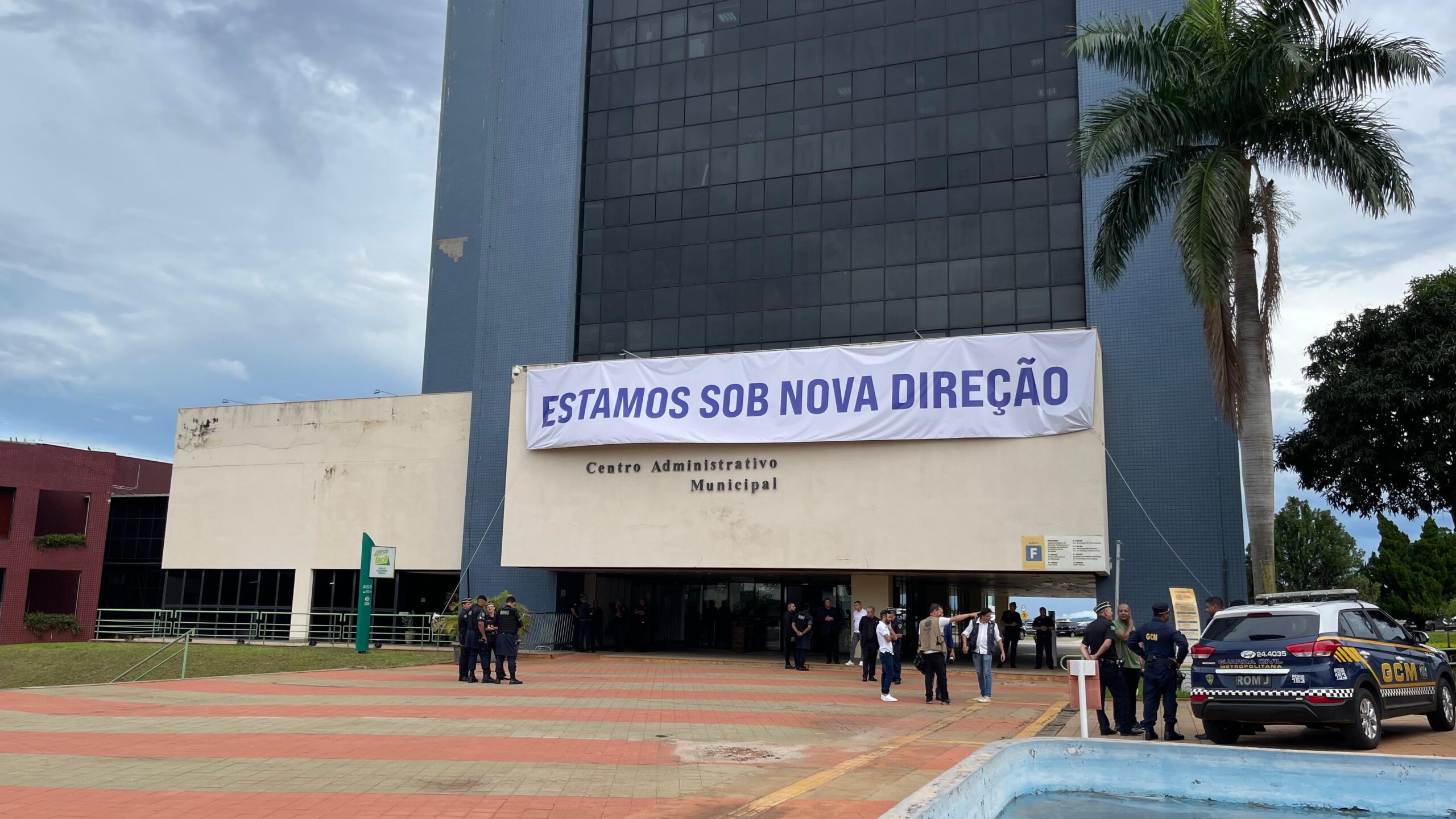 Mabel manda colocar faixa sinalizando nova direção no Paço Municipal. Foto: Altair Tavares