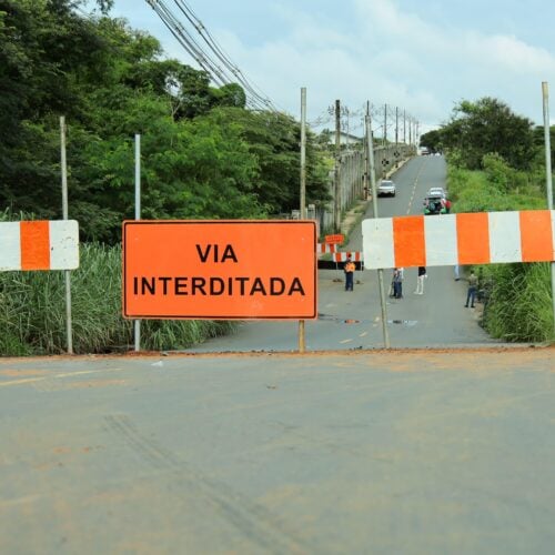 Ponte da Avenida Toledo é interditada para obras emergenciais contra desabamento. Foto: Rodrigo Estrela